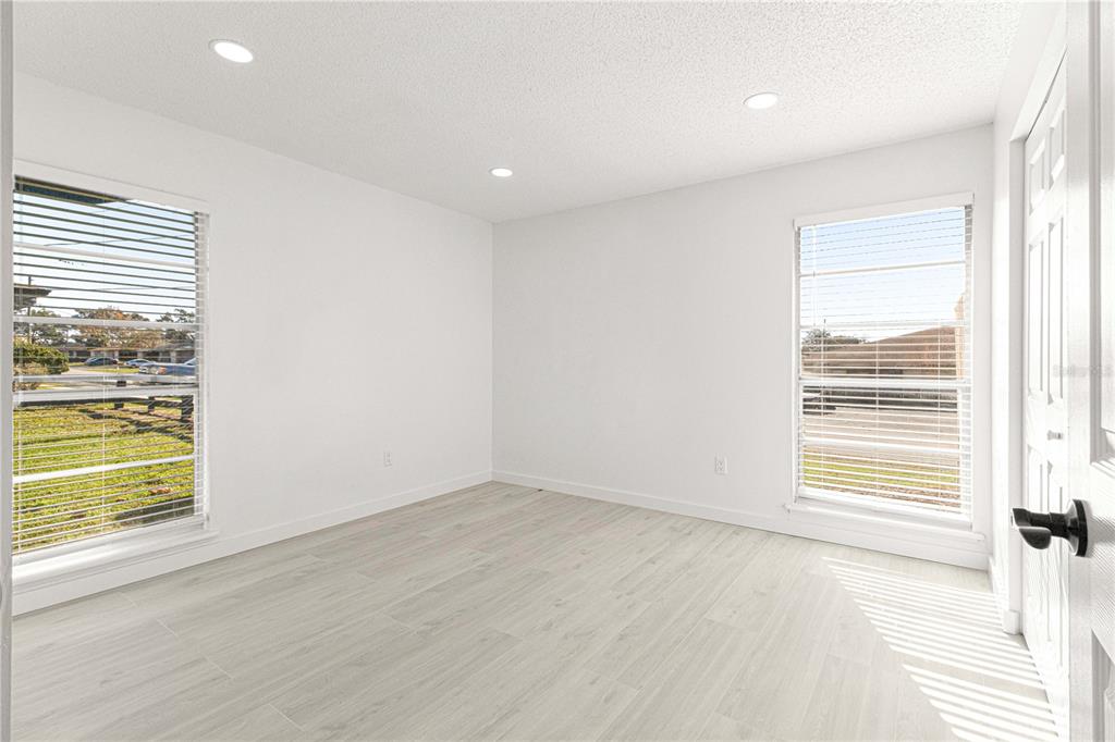 5355 Southeast 29th Place Ocala, FL 34480 - Photo 6 of 8 en empty room with window