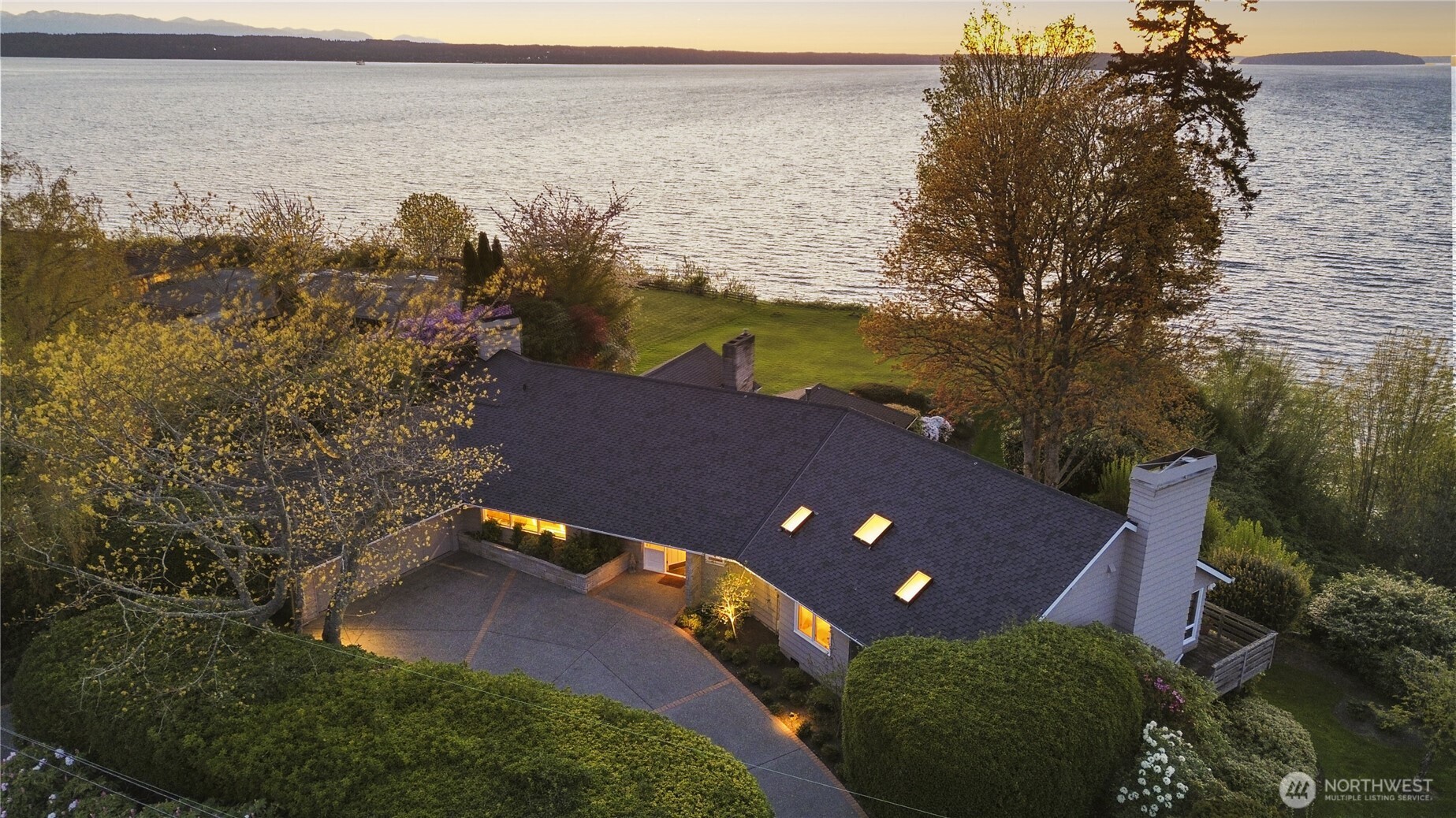 1040 North Park Drive Everett, WA 98203 - Photo 2 of 34