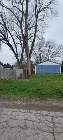 a view of a house with backyard and tree