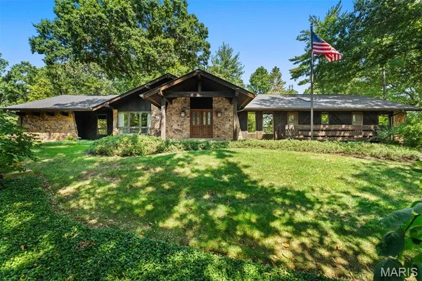 $899,000 | 7 Villa Coublay Drive, Frontenac, MO 63131