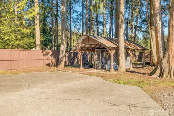 a view of a entrance gate of the house