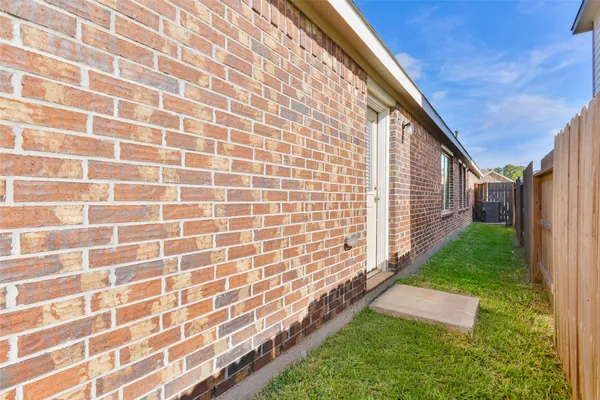 $1,800 | 1935 Barrett Gables Drive, Crosby, TX 77532