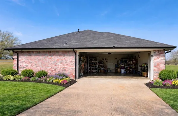 a view of a house with yard and porch