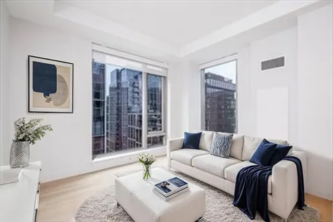 $1,149,000 | 133 Seaport Boulevard, Unit 1719, Boston, MA 02210