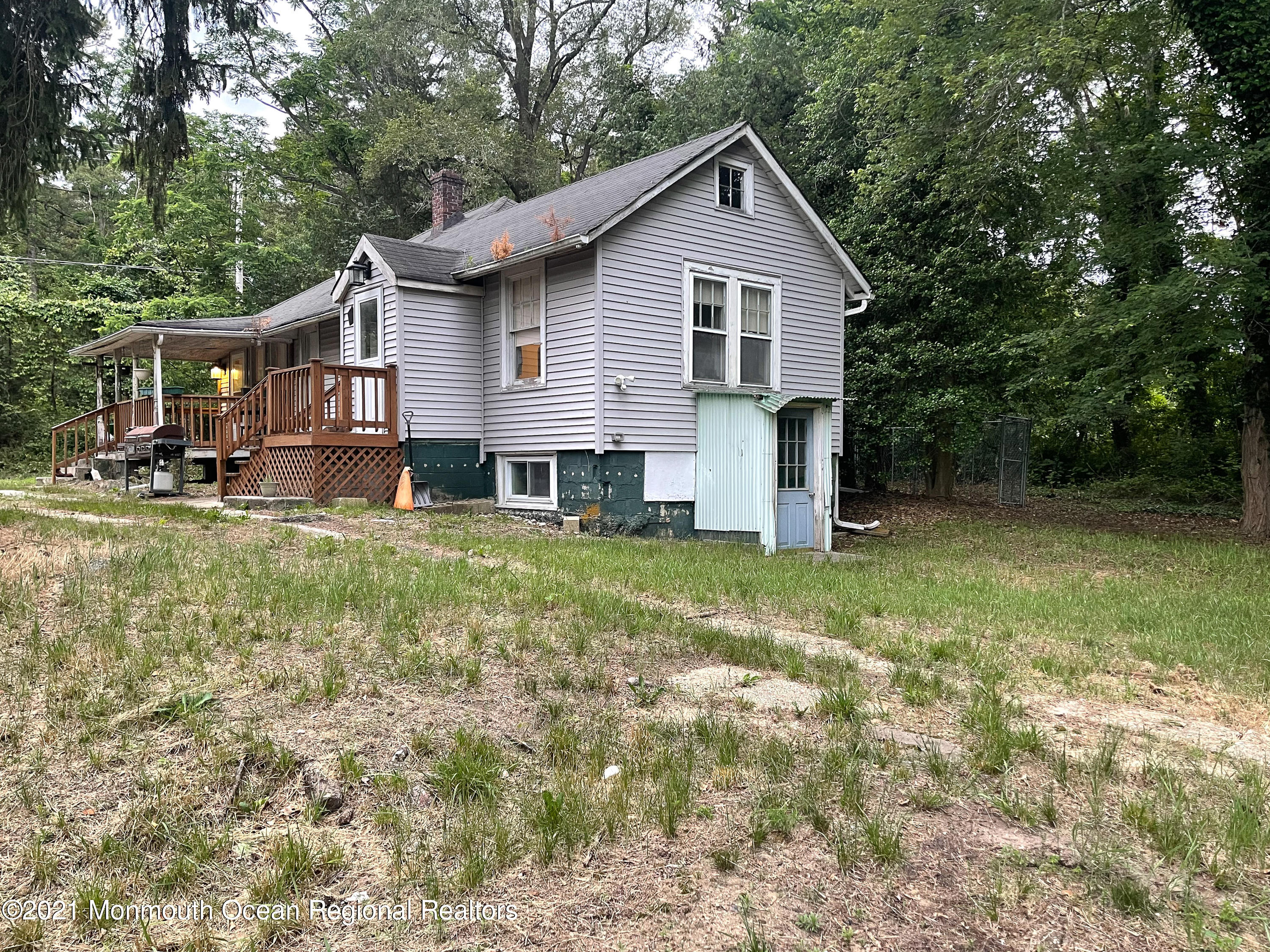 a view of a house with backyard and garden