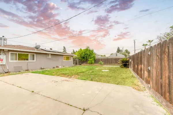 $325,000 | 824 West Clinton Avenue, Fresno, CA 93705