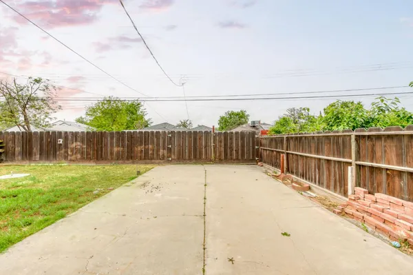 $325,000 | 824 West Clinton Avenue, Fresno, CA 93705