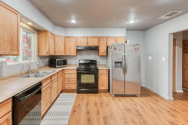 $325,000 | 824 West Clinton Avenue, Fresno, CA 93705