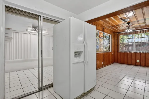 a view of entryway with an empty room and chandelier fan