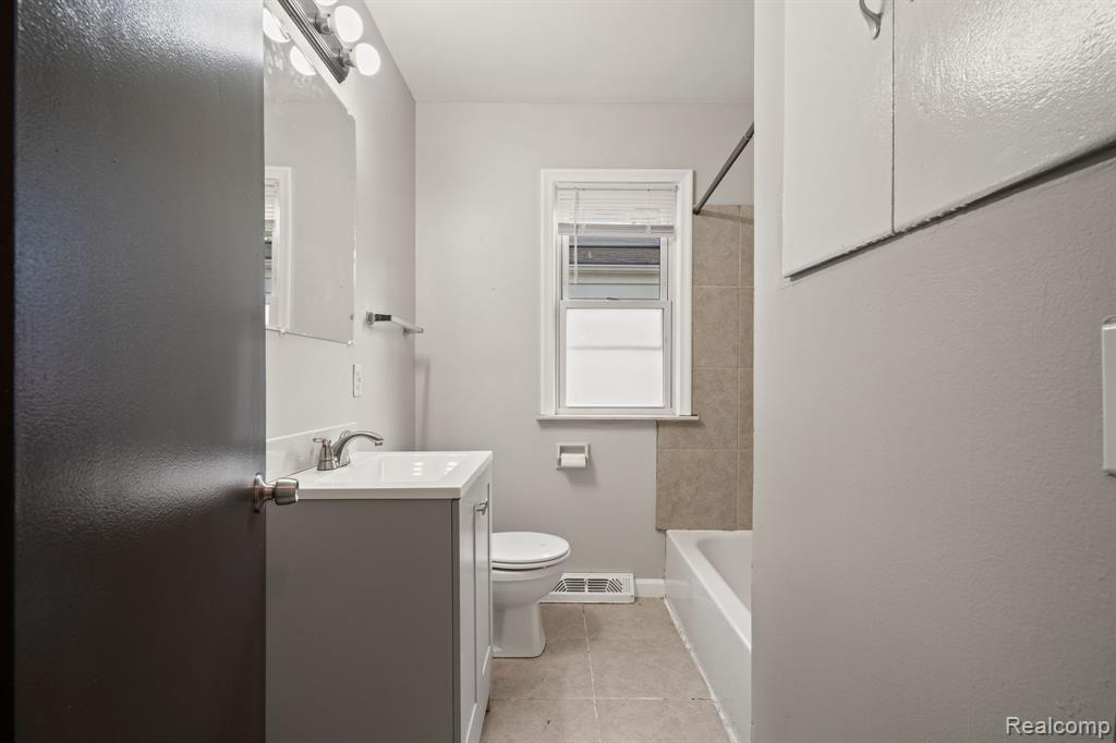 24924 Grove Avenue Eastpointe, MI 48021 - Photo 18 of 30 Gallery Image 18