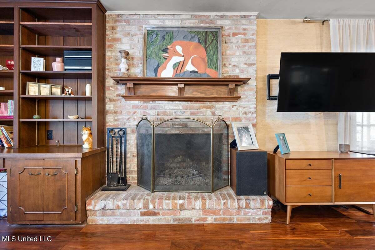 1423 Roxbury Place Jackson, MS 39211 - Photo 11 of 38 Living Area Fireplce