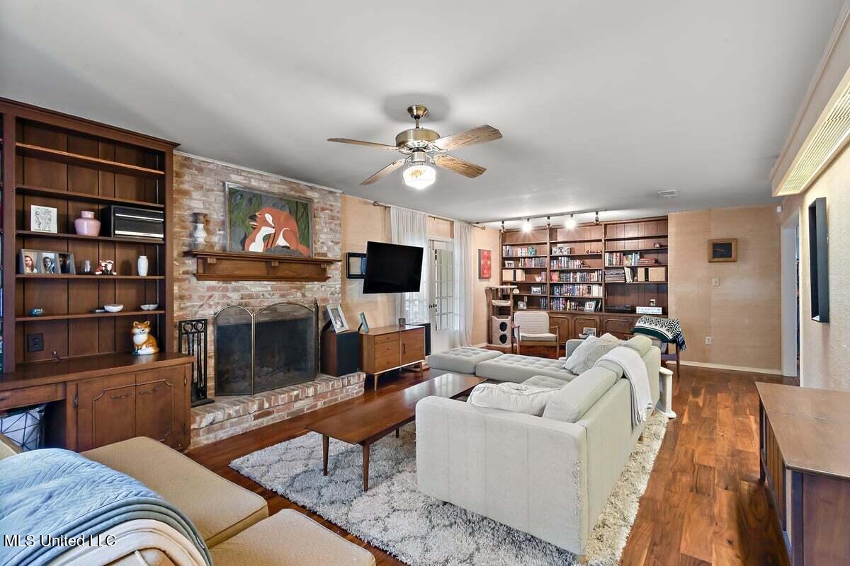 1423 Roxbury Place Jackson, MS 39211 - Photo 11 of 39 Living area