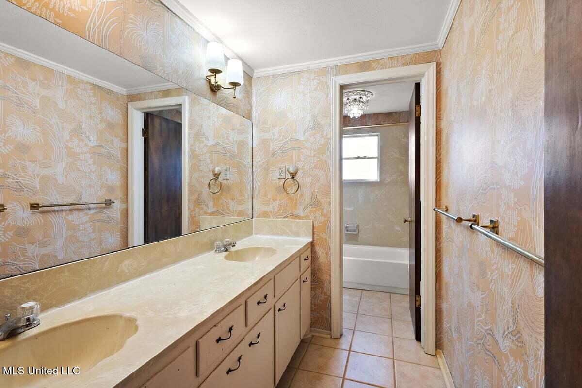 1423 Roxbury Place Jackson, MS 39211 - Photo 23 of 39 Upstairs bathroom