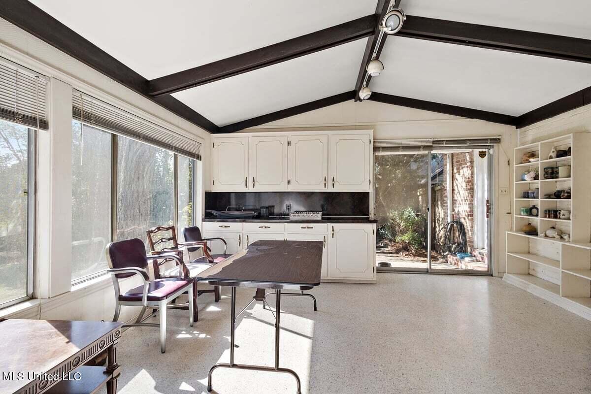 1423 Roxbury Place Jackson, MS 39211 - Photo 32 of 38 Sun Room