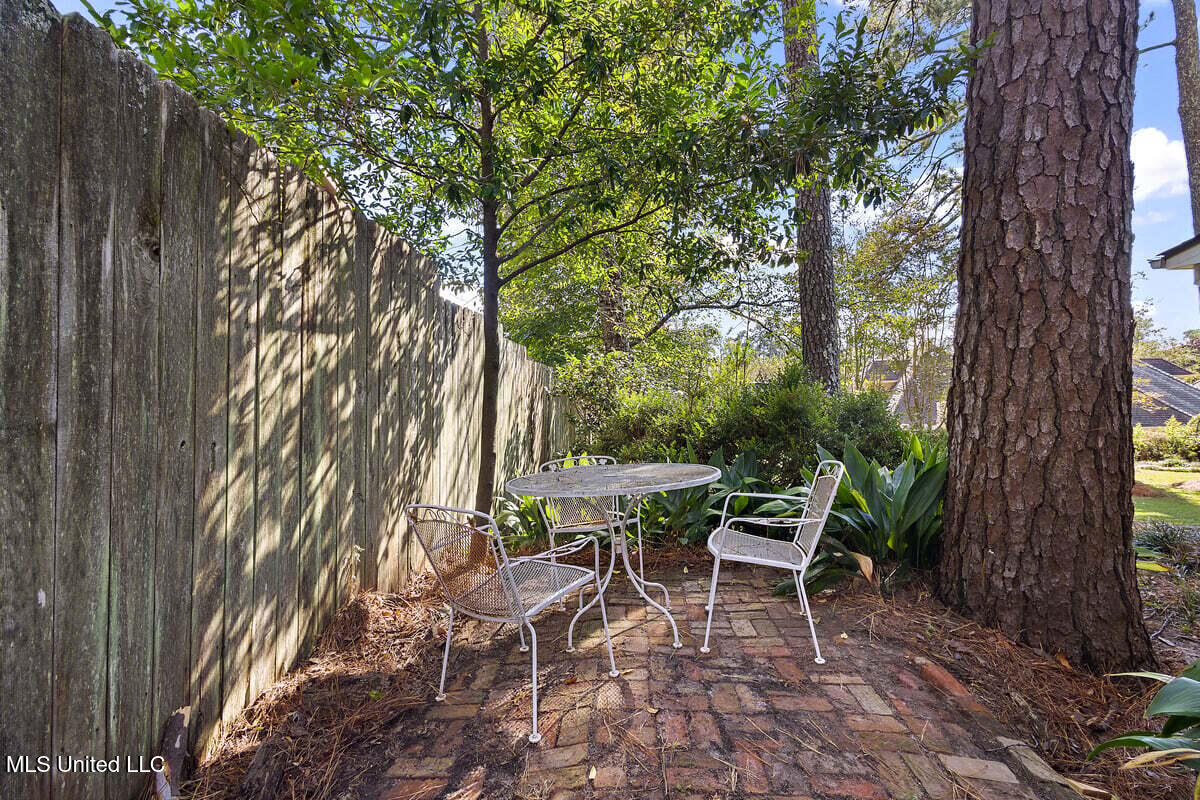 1423 Roxbury Place Jackson, MS 39211 - Photo 37 of 38 Sitting Area