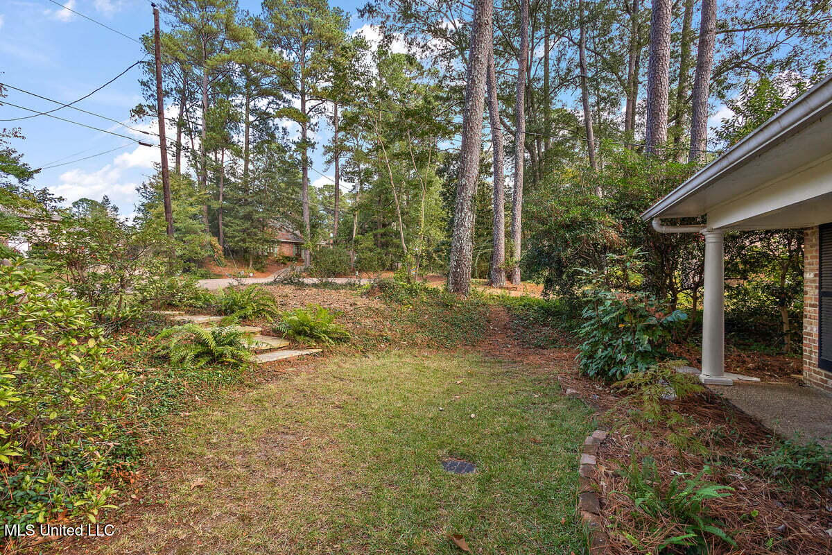 1423 Roxbury Place Jackson, MS 39211 - Photo 4 of 39 Front Yard