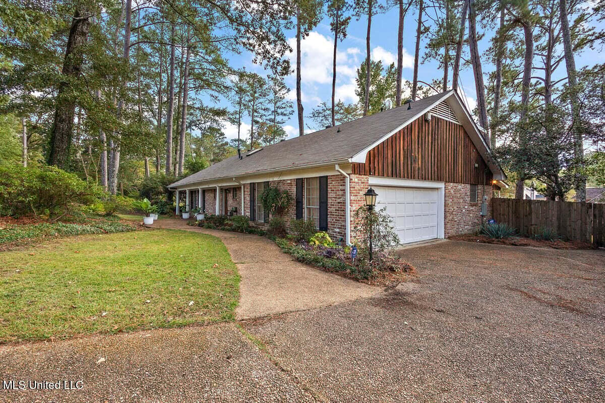 1423 Roxbury Place Jackson, MS 39211 - Photo 5 of 39 Side view