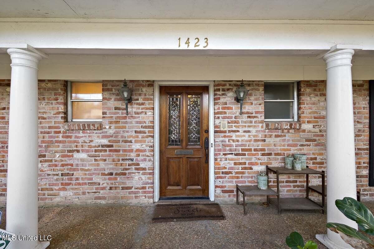 1423 Roxbury Place Jackson, MS 39211 - Photo 7 of 39 Front Entry