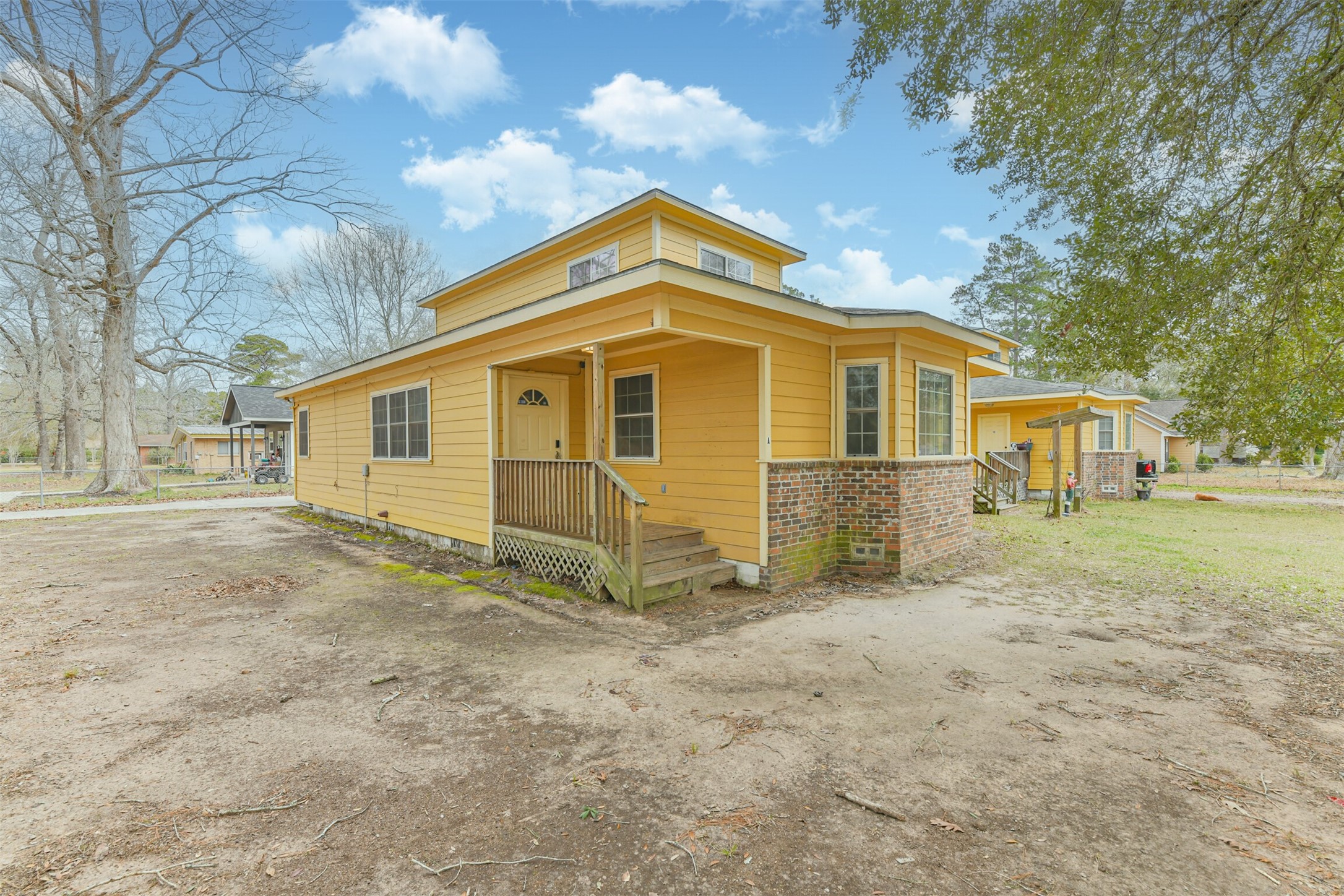 a view of a yard in front of house