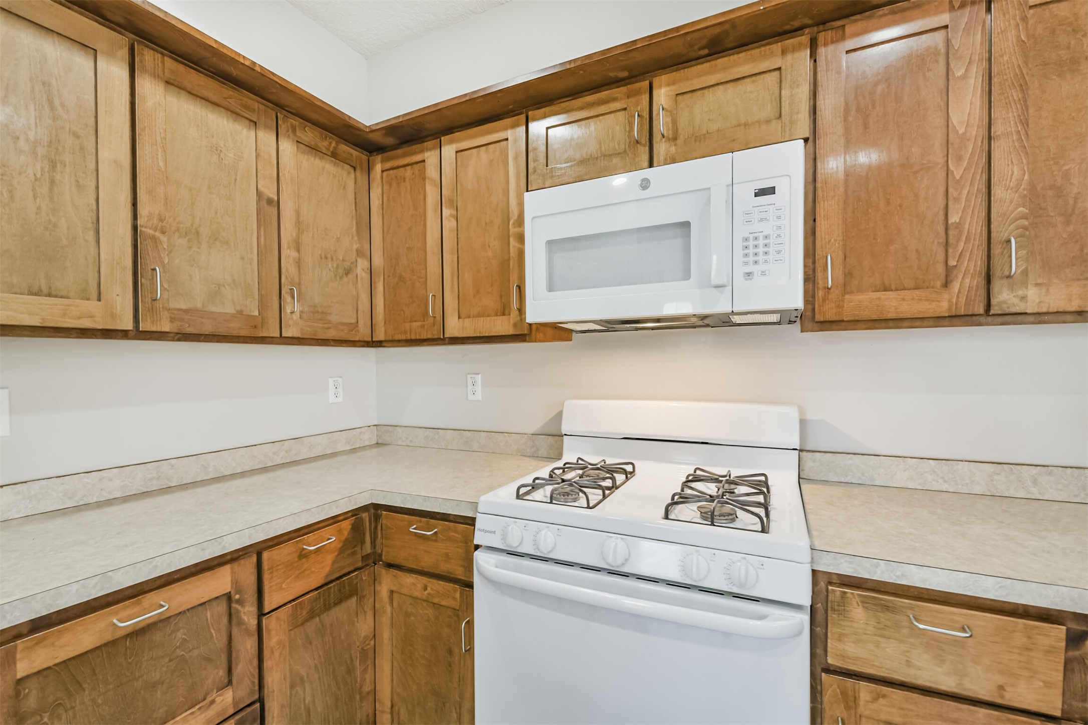 1103 Williams Street Cleveland, TX 77327 - Photo 15 of 32 a utility room with dryer and washer