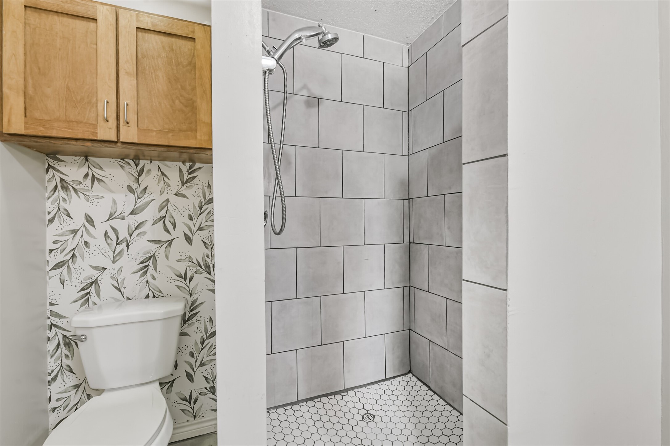 1103 Williams Street Cleveland, TX 77327 - Photo 24 of 32 a bathroom with a toilet and a shower