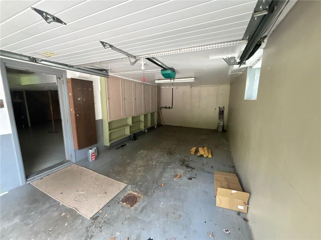 270 Wheeler Avenue McKees Rocks, PA 15136 - Photo 18 of 28 an empty room with windows