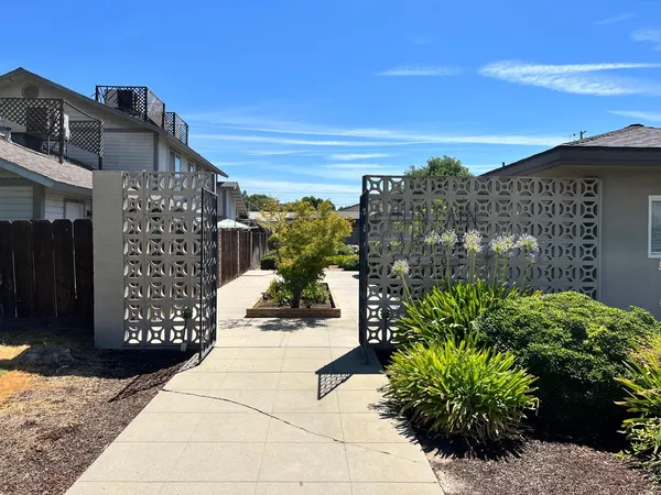 $1,600 | 2450 14th Avenue, Unit B, Kingsburg, CA 93631