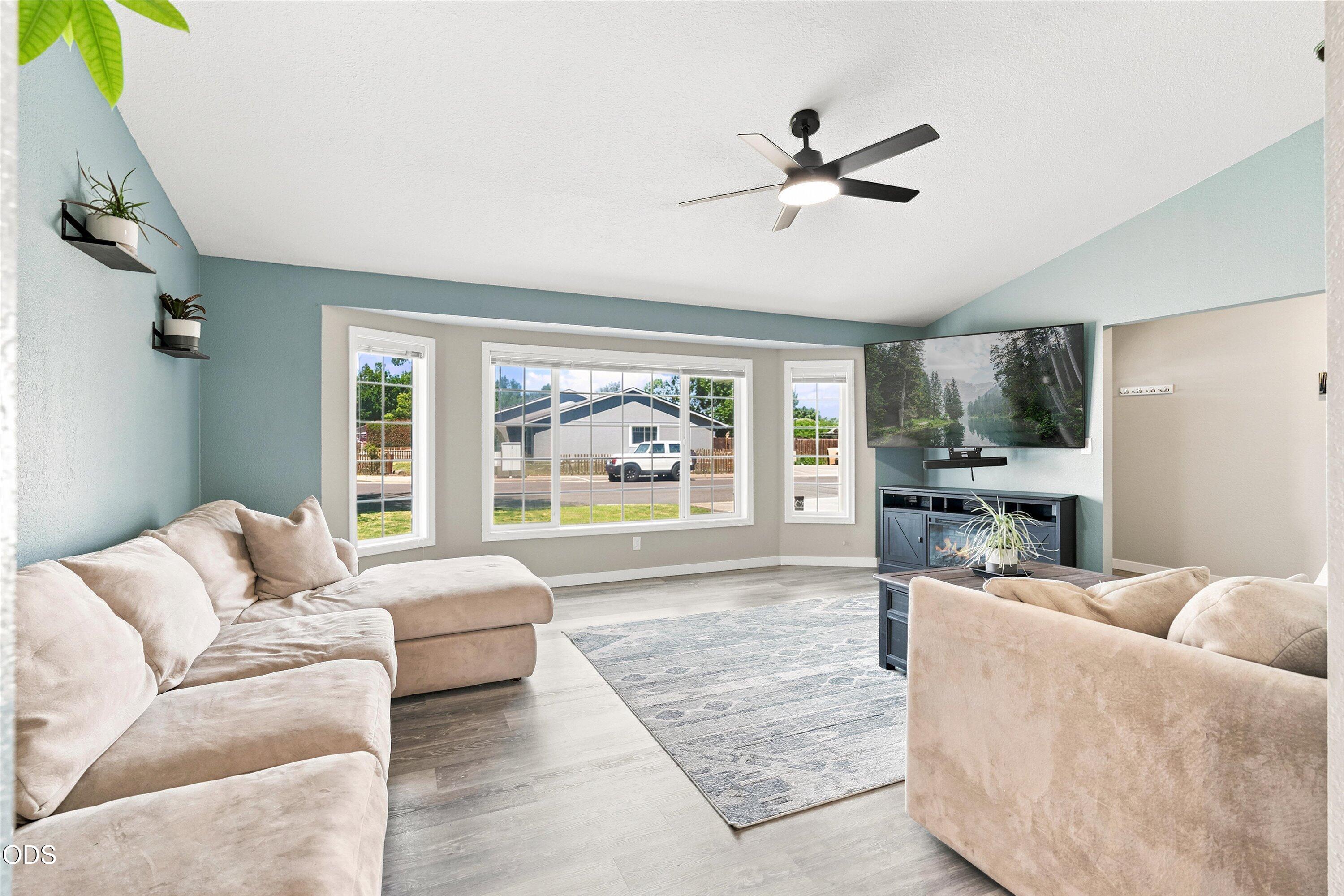 629 Glenn Way Central Point, OR 97502 - Photo 6 of 30