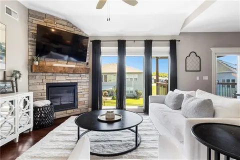 $550,000 | 7445 Northwest Forest Lakes Drive, Parkville, MO 64152