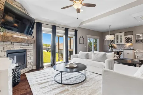 $550,000 | 7445 Northwest Forest Lakes Drive, Parkville, MO 64152