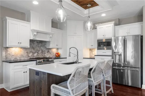 $550,000 | 7445 Northwest Forest Lakes Drive, Parkville, MO 64152