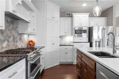 $550,000 | 7445 Northwest Forest Lakes Drive, Parkville, MO 64152