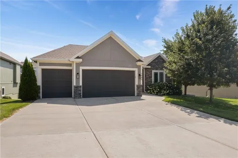 $550,000 | 7445 Northwest Forest Lakes Drive, Parkville, MO 64152