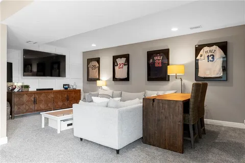 $550,000 | 7445 Northwest Forest Lakes Drive, Parkville, MO 64152