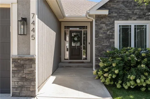$550,000 | 7445 Northwest Forest Lakes Drive, Parkville, MO 64152