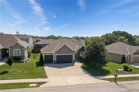 $550,000 | 7445 Northwest Forest Lakes Drive, Parkville, MO 64152