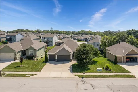 $550,000 | 7445 Northwest Forest Lakes Drive, Parkville, MO 64152