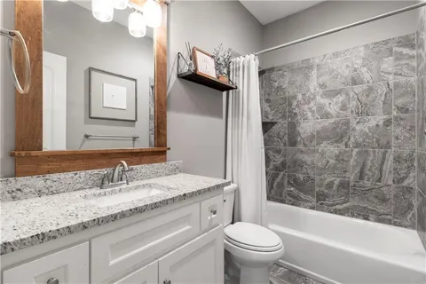 $550,000 | 7445 Northwest Forest Lakes Drive, Parkville, MO 64152