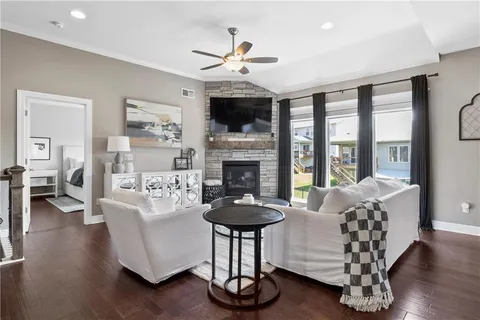 $550,000 | 7445 Northwest Forest Lakes Drive, Parkville, MO 64152