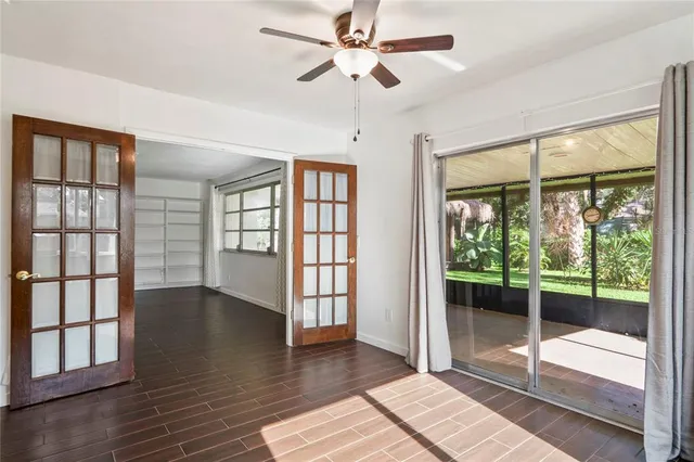 a view of a livingroom with a ceiling fan