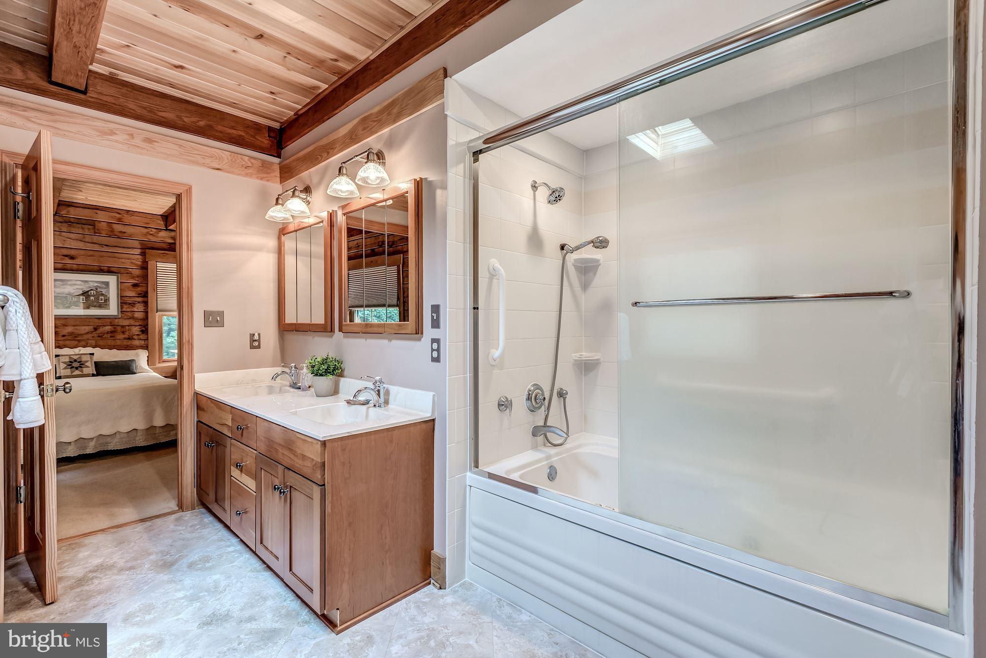 41407 Stumptown Road Leesburg, VA 20176 - Photo 15 of 28 Master Bathroom