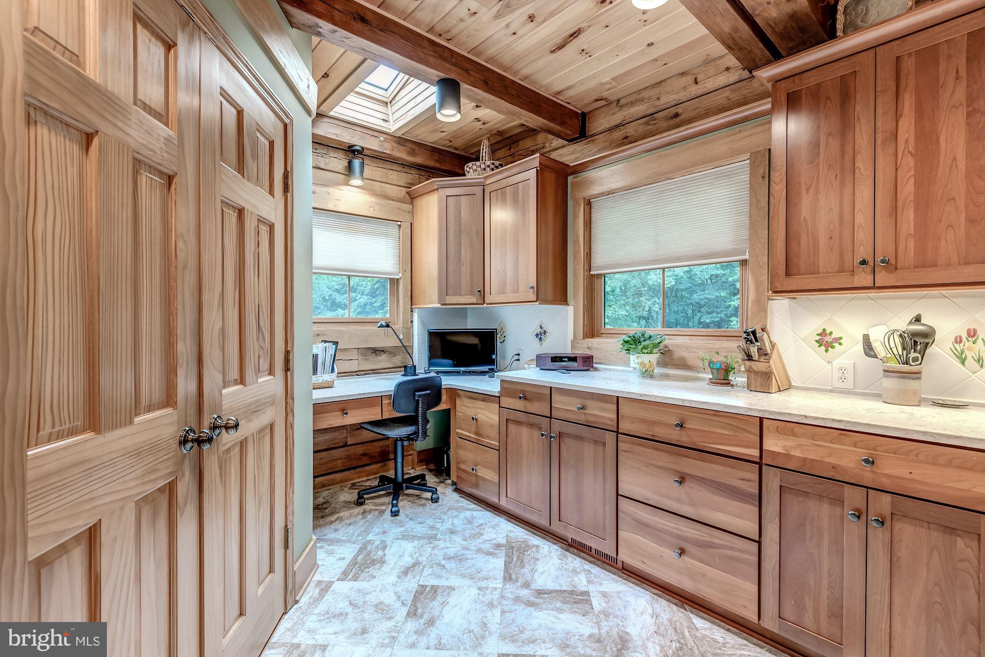 41407 Stumptown Road Leesburg, VA 20176 - Photo 9 of 28 Planning Station in Kitchen