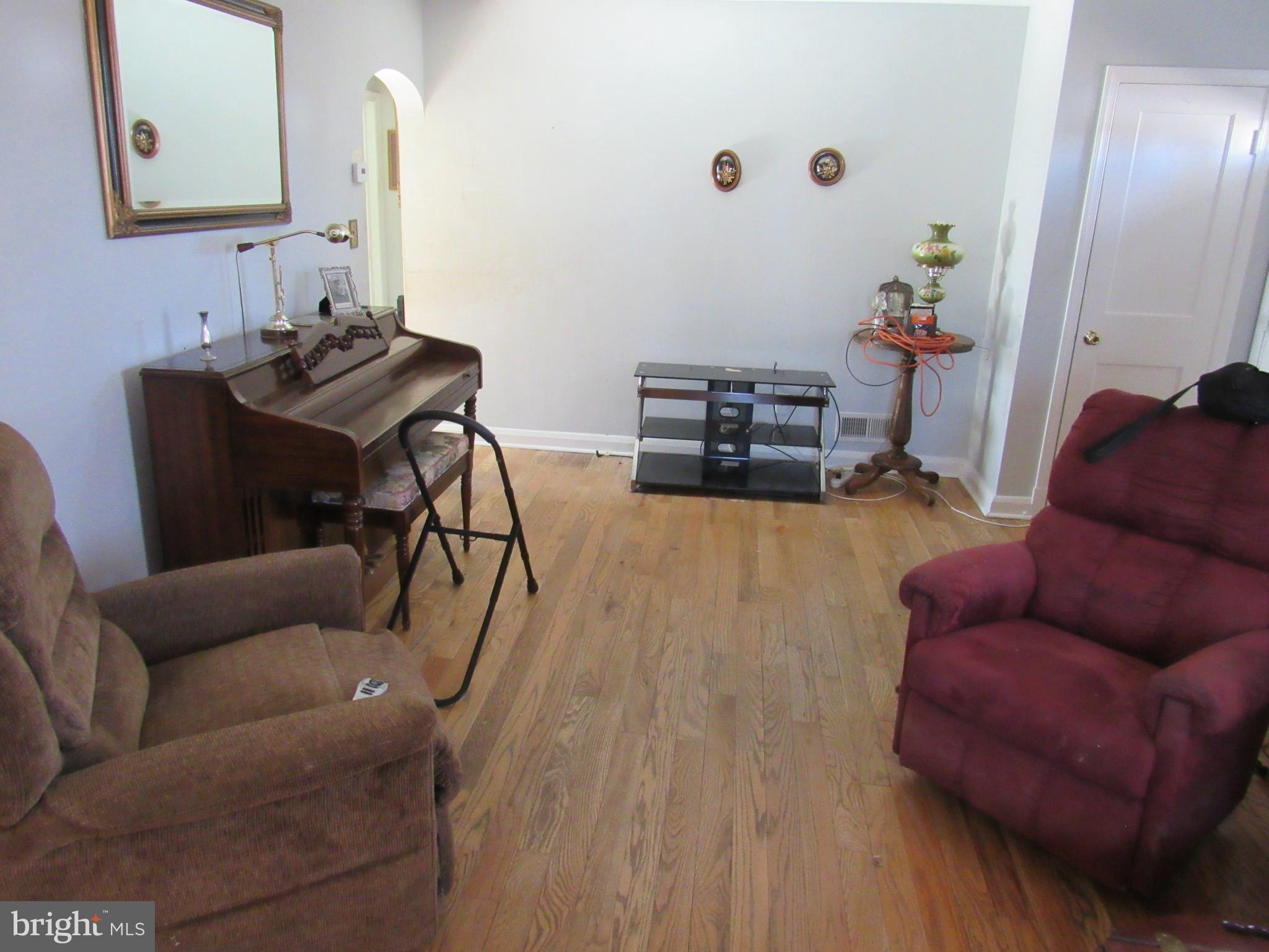 6301 Fieldvale Road Baltimore, MD 21237 - Photo 6 of 28 a living room with furniture