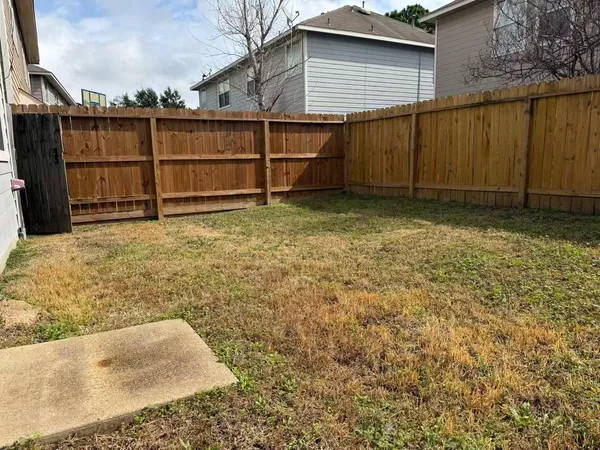 a view of a backyard