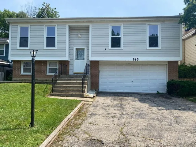 $2,650 | 785 Woodside Drive, Roselle, IL 60172