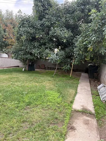 a view of a backyard