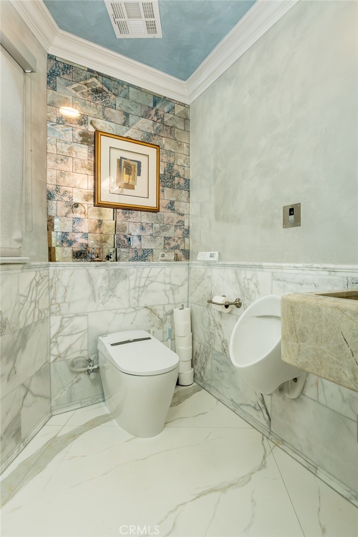 330 Kempton Road Glendale, CA 91202 - Photo 35 of 75 a bathroom with a toilet and a sink