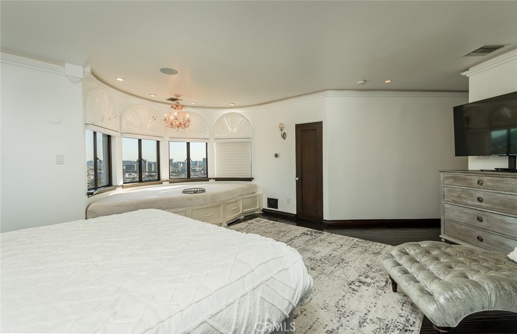 330 Kempton Road Glendale, CA 91202 - Photo 48 of 75 a bedroom with a large bed and flat tv screen on dresser