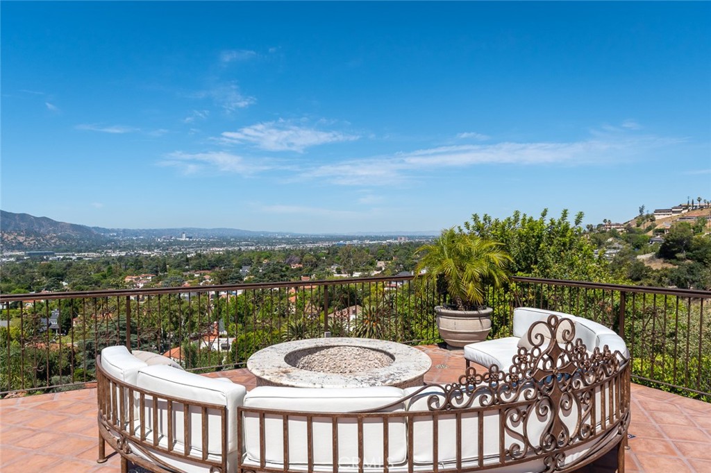 330 Kempton Road Glendale, CA 91202 - Photo 65 of 75