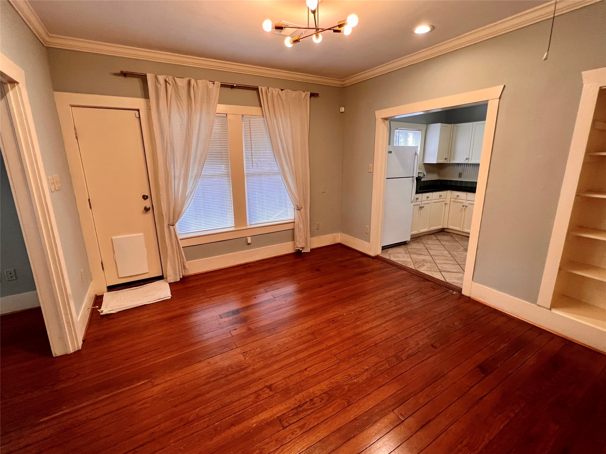 501 East 28th Street Houston, TX 77008 - Photo 11 of 20 a view of an empty room with wooden floor and a window